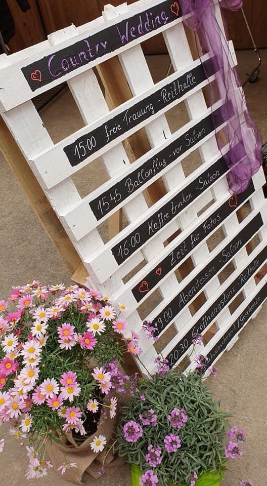 Ablaufplan „Country Wedding“ auf einer weißen Palette