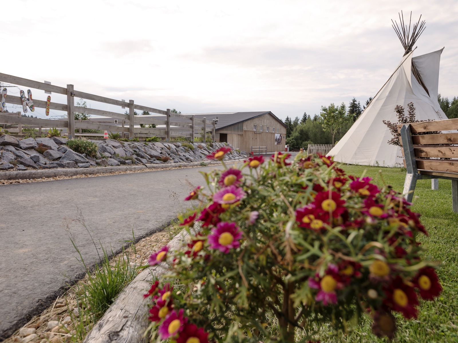 Tipi mit Blumen und Bank auf der Ranch