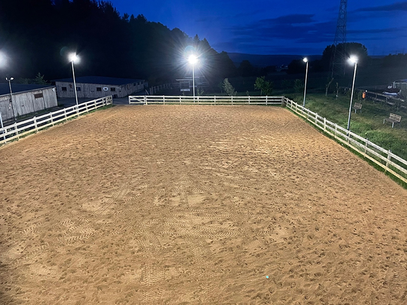 Außenreitplatz mit Flutlicht am Abend